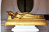 Thailand, Phra Pathom Chedi, the nation's largest pagoda in Nakorn Pathom. Buddha statue in niche of the outer courtyard.